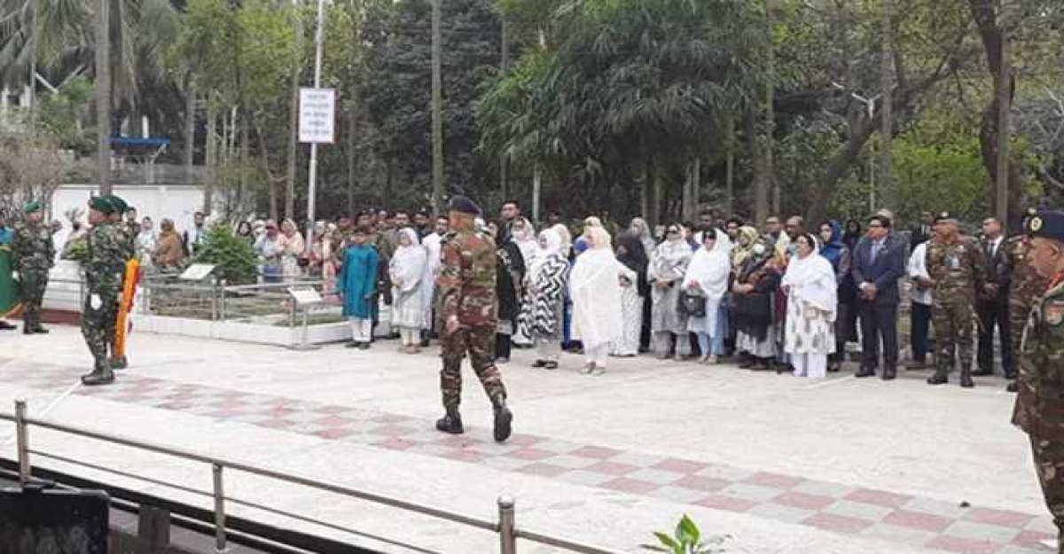 পিলখানা হত্যাকাণ্ডে শহীদদের প্রতি রাষ্ট্রপতি-প্রধানমন্ত্রীর শ্রদ্ধা