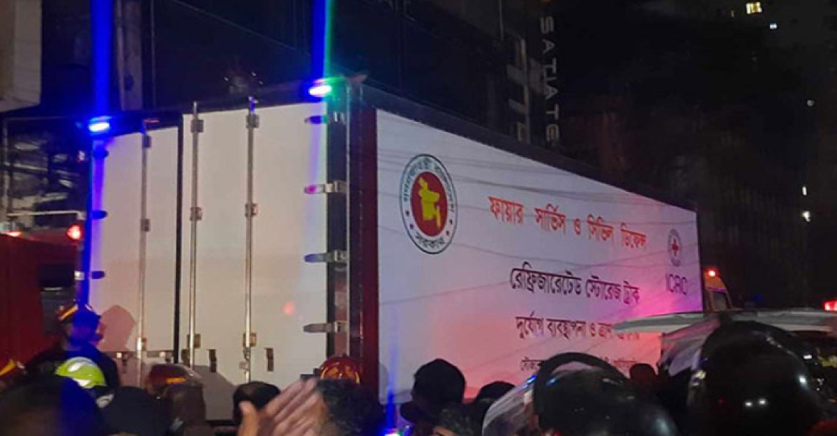 বিশেষ ফ্রিজিং ভ্যানে নিয়ে যাওয়া হচ্ছে মরদেহ