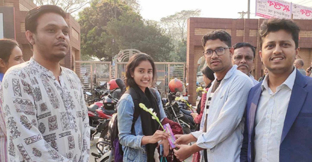 ভর্তিচ্ছু শিক্ষার্থীদের জাবি ছাত্রদলের ফুলেল শুভেচ্ছা