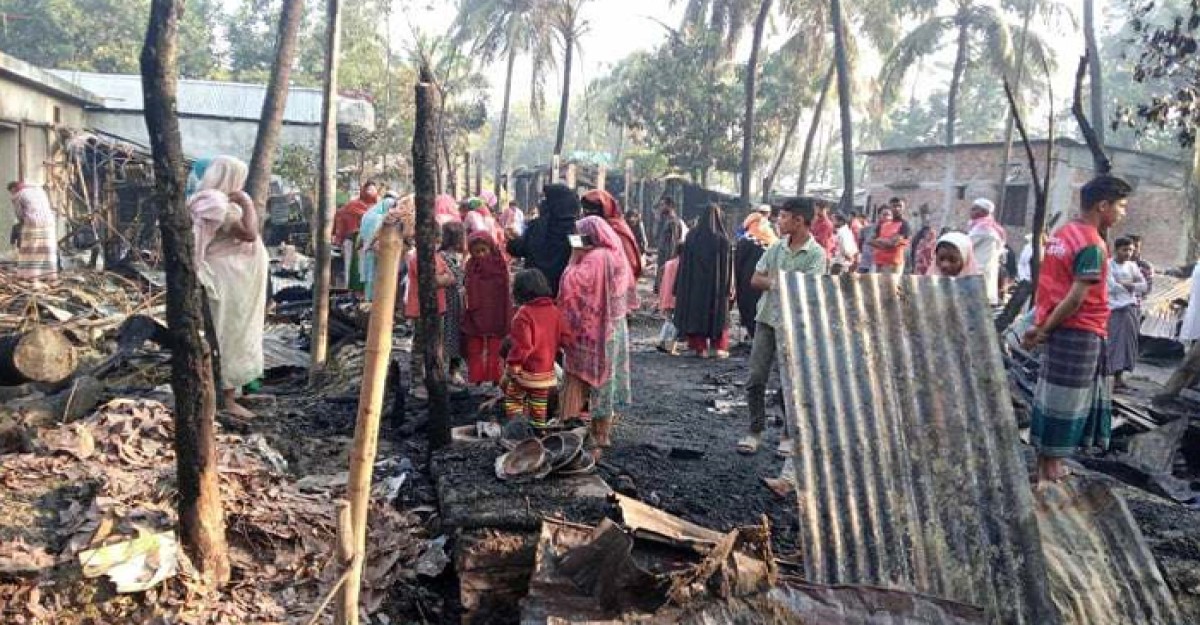 চকরিয়ায় আগুনে পুড়ে ছাই ৫ বাড়ি