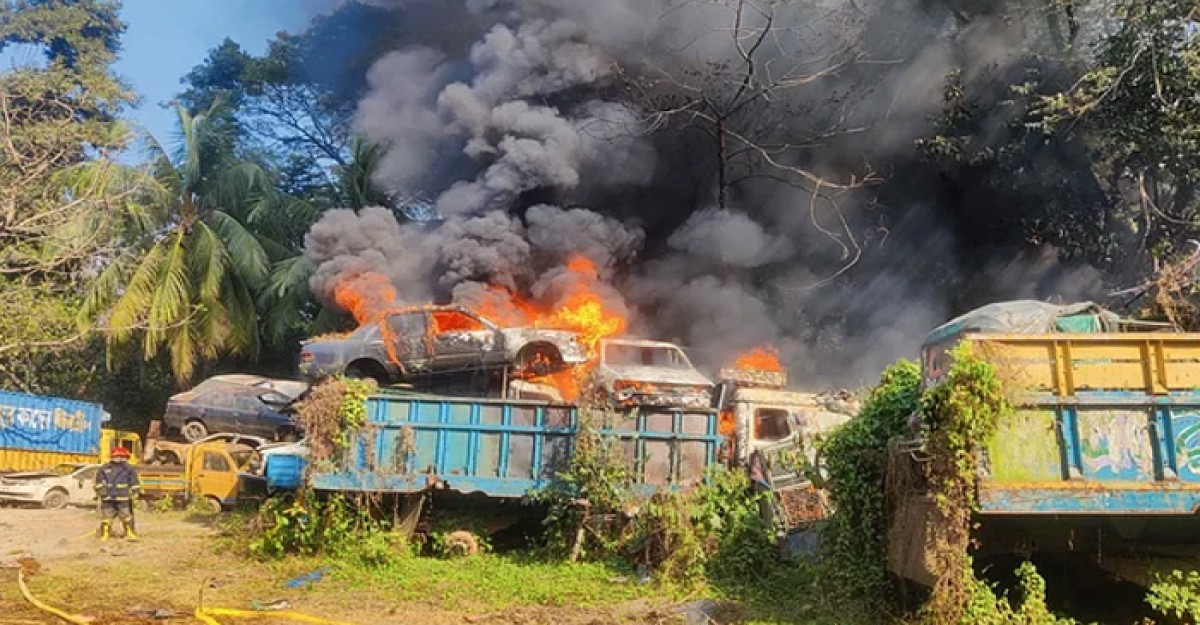 শাহবাগ থানার পিছনে জব্দ পুরোনো যানবাহনে আগুন