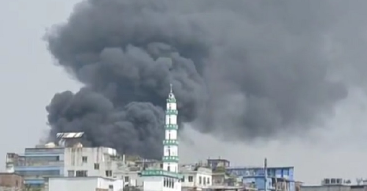 পুরান ঢাকায় জুতার কারখানায় ভয়াবহ আগুন