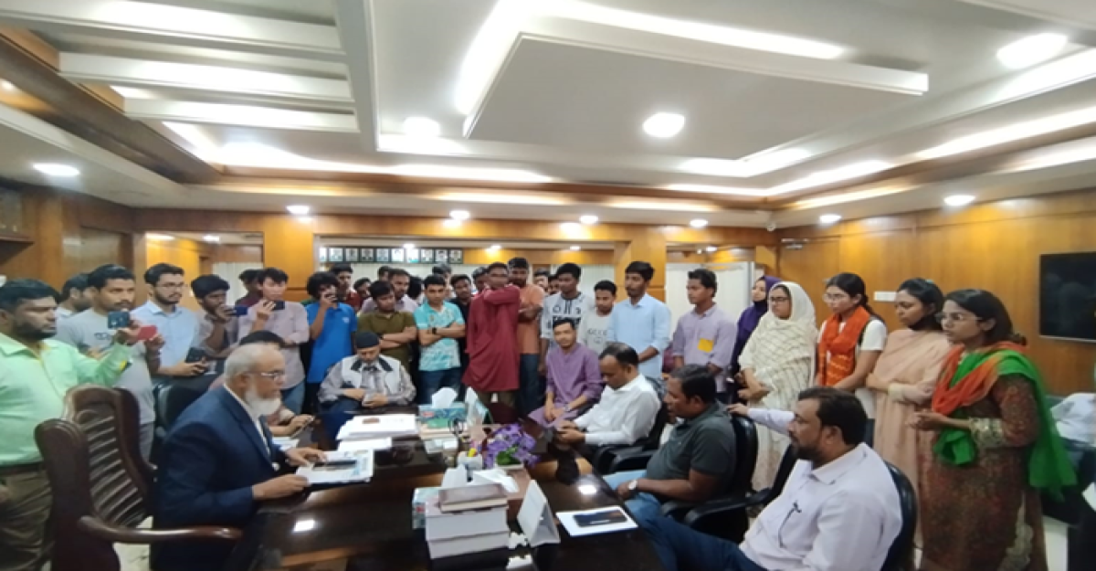 পরীক্ষা চলাকালে শিক্ষক লাঞ্ছিত: প্রতিবাদে ভিসির কার্যালয় অবরোধ
