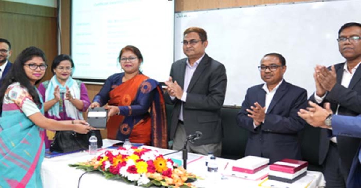 অগ্রণী ব্যাংকে ব্যাংকিং বুনিয়াদি কোর্সের প্রশিক্ষণার্থীদের সনদপত্র বিতরণ