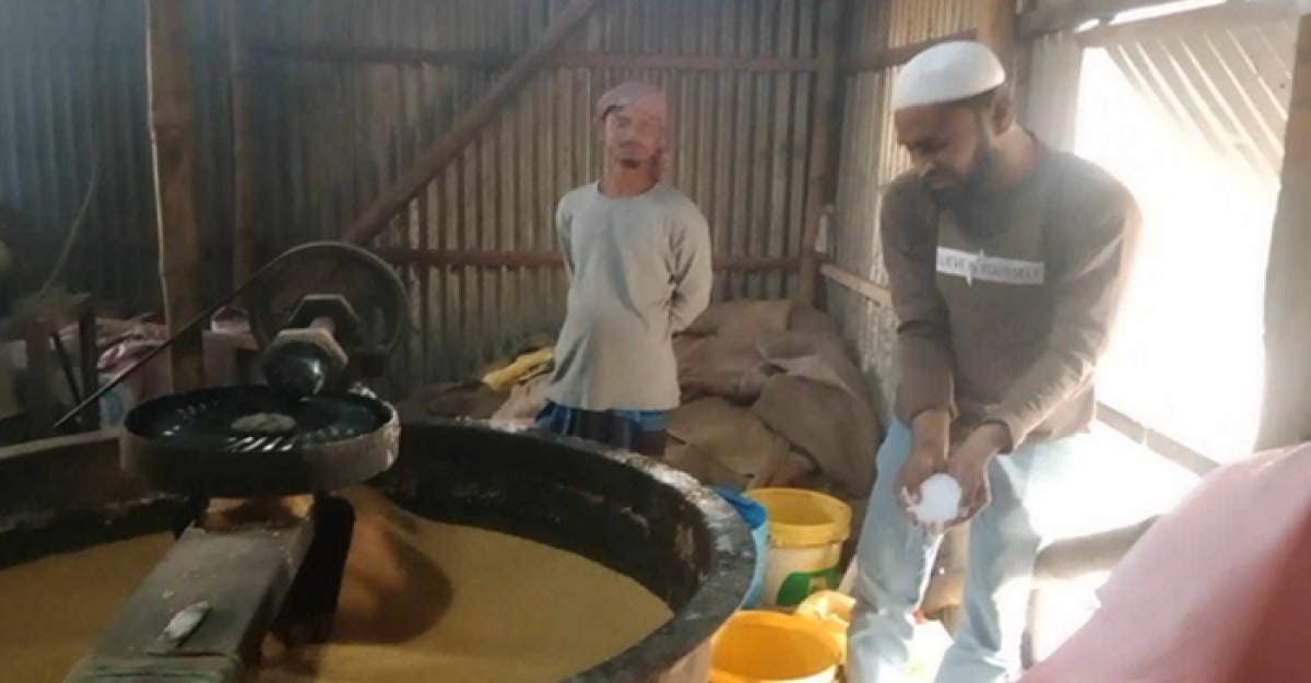 ইউরিয়া মিশ্রিত মুড়ি উৎপদনের সংবাদ সংগ্রহকালে সাংবাদিকদের উপর হামলা