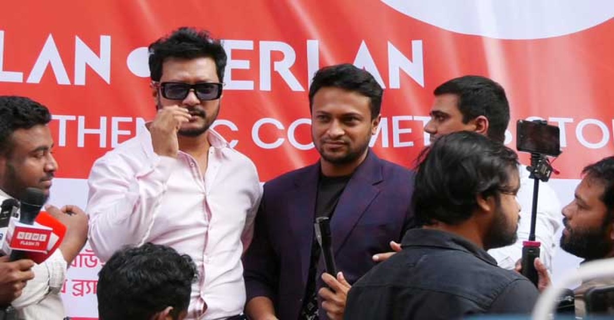 বেইলি রোডে ‘হারল্যান স্টোর’ উদ্বোধন করলেন সাকিব আল হাসান
