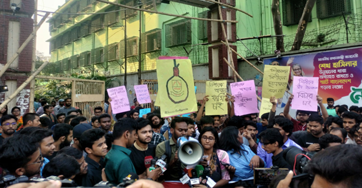 ছয় দফা দাবিতে বিশ্ববিদ্যালয় প্রশাসনকে ২৪ ঘণ্টার আল্টিমেটাম