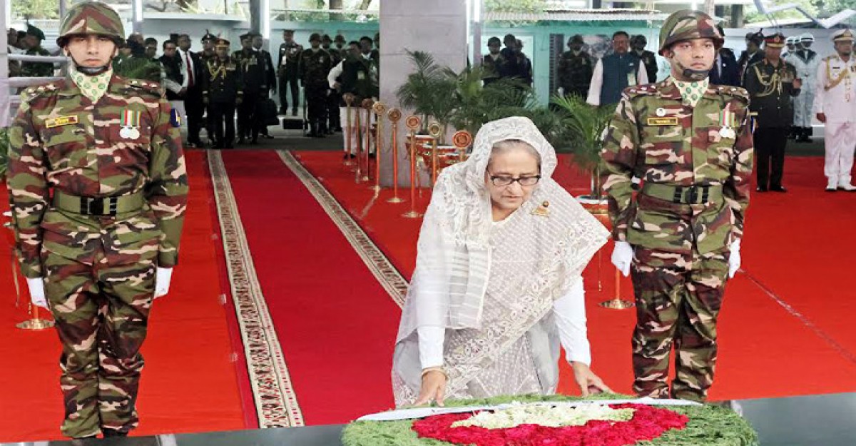 বঙ্গবন্ধুর প্রতিকৃতিতে প্রধানমন্ত্রীর শ্রদ্ধা