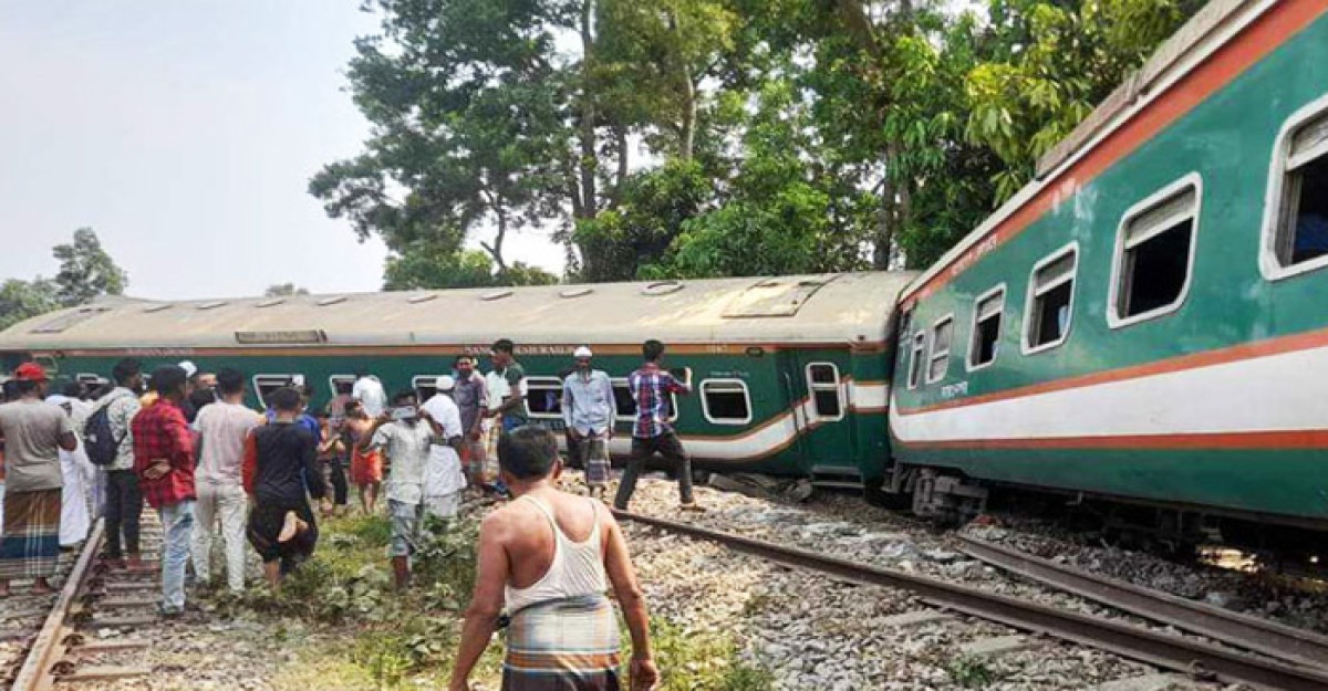 কুমিল্লায় বিজয় এক্সপ্রেসের ৮ বগি লাইনচ্যুত, রেল যোগাযোগ বন্ধ