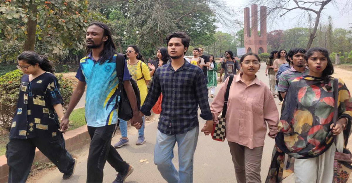 শিক্ষার্থী কল্যাণ ফি বাতিলের দাবিতে জাবি শিক্ষার্থীদের মিছিল