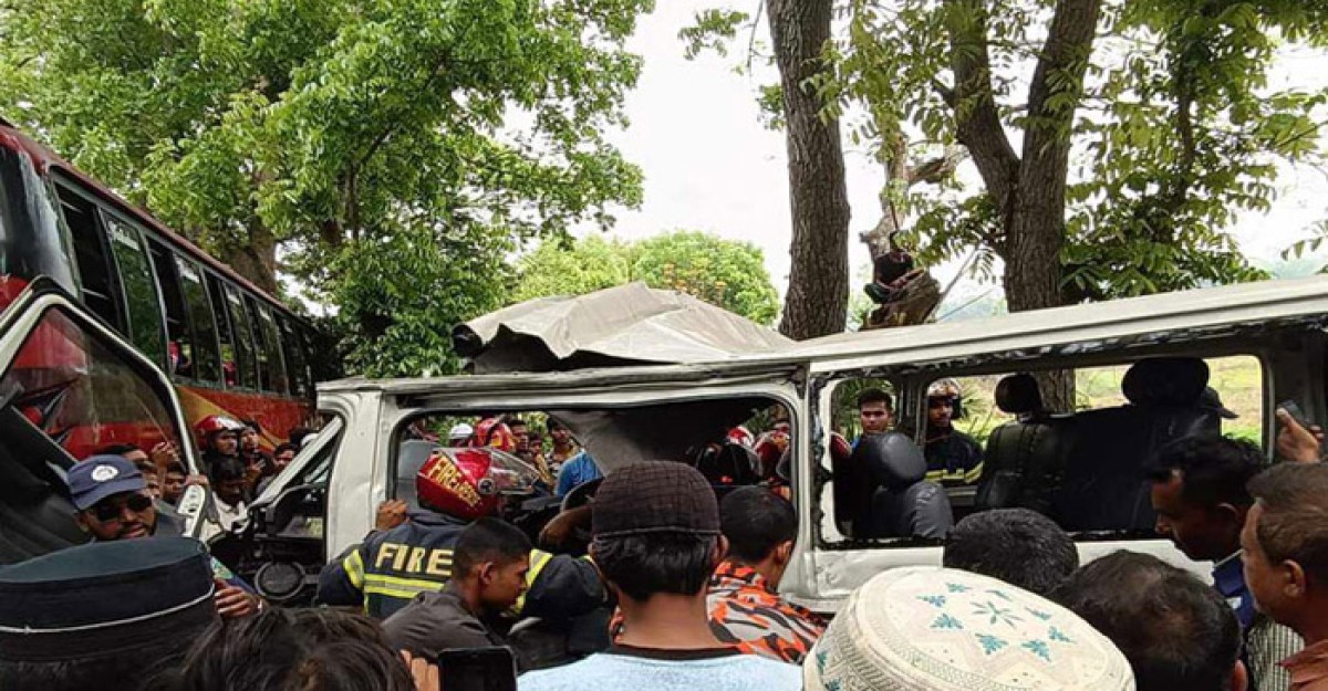 গোপালগঞ্জে বাস-মাইক্রোবাস সংঘর্ষে প্রাণ গেল ৫ জনের