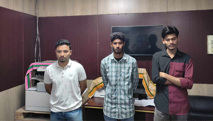 জাবির তিন শিক্ষার্থীর বিরুদ্ধে বহিরাগতকে ছিনতাইয়ের অভিযোগ
