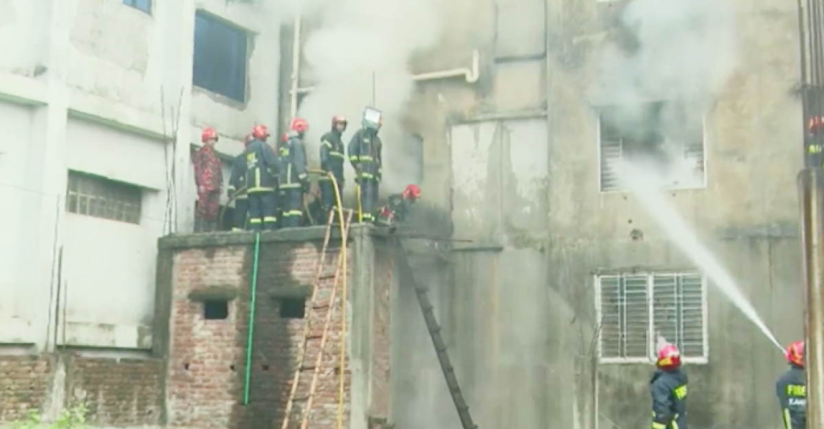 ৮ ঘণ্টা পর ডেমরার কাপড়ের গোডাউনের আগুন নিয়ন্ত্রণে