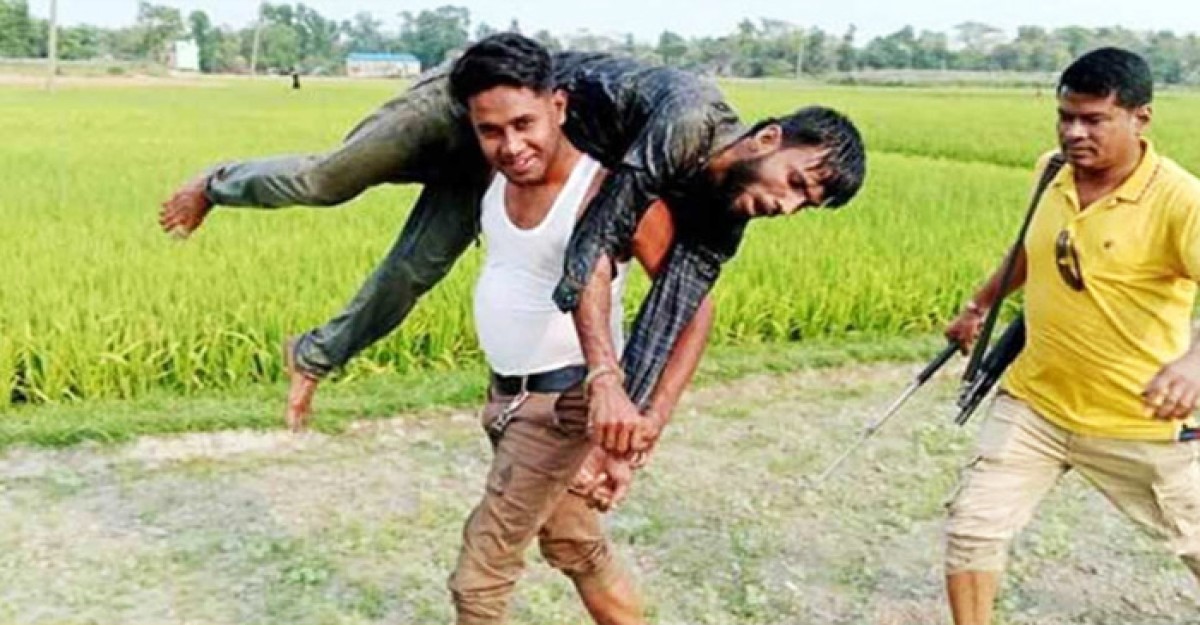 ডাকাত ধরে কাঁধে করে নিয়ে এলেন এএসআই