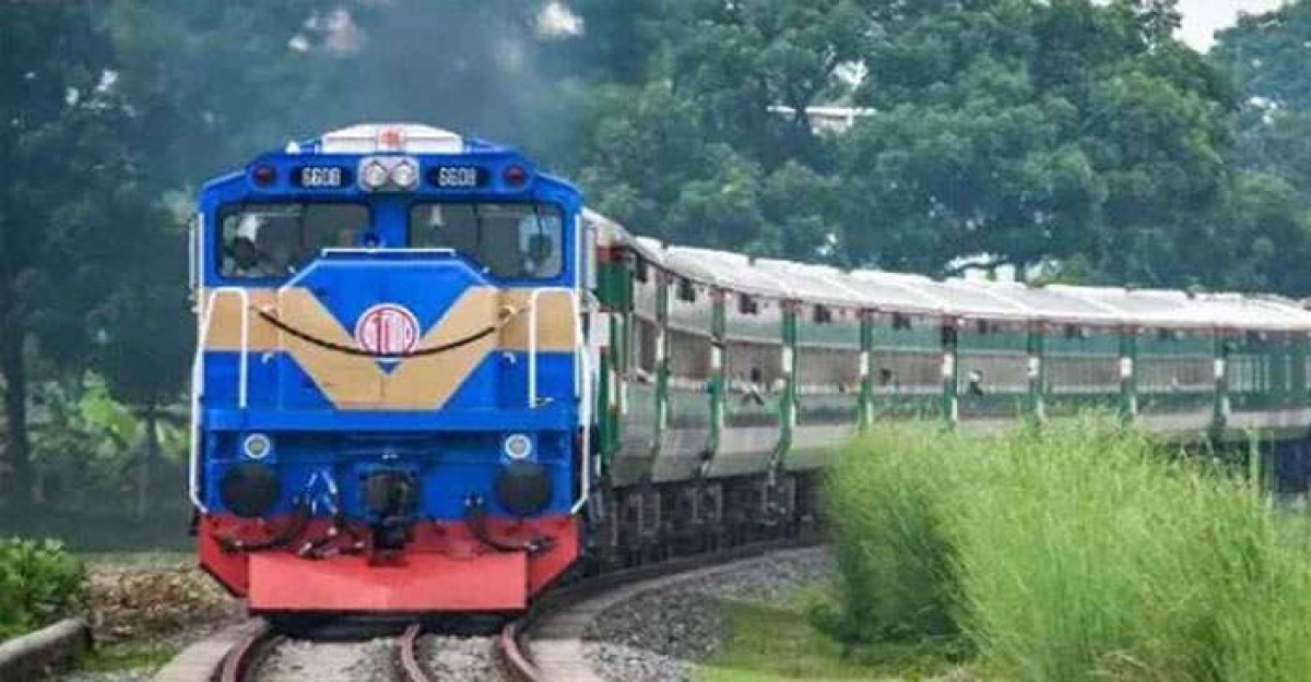 বড় দুর্ঘটনা থেকে রক্ষা পেল ‘কক্সবাজার এক্সপ্রেস’