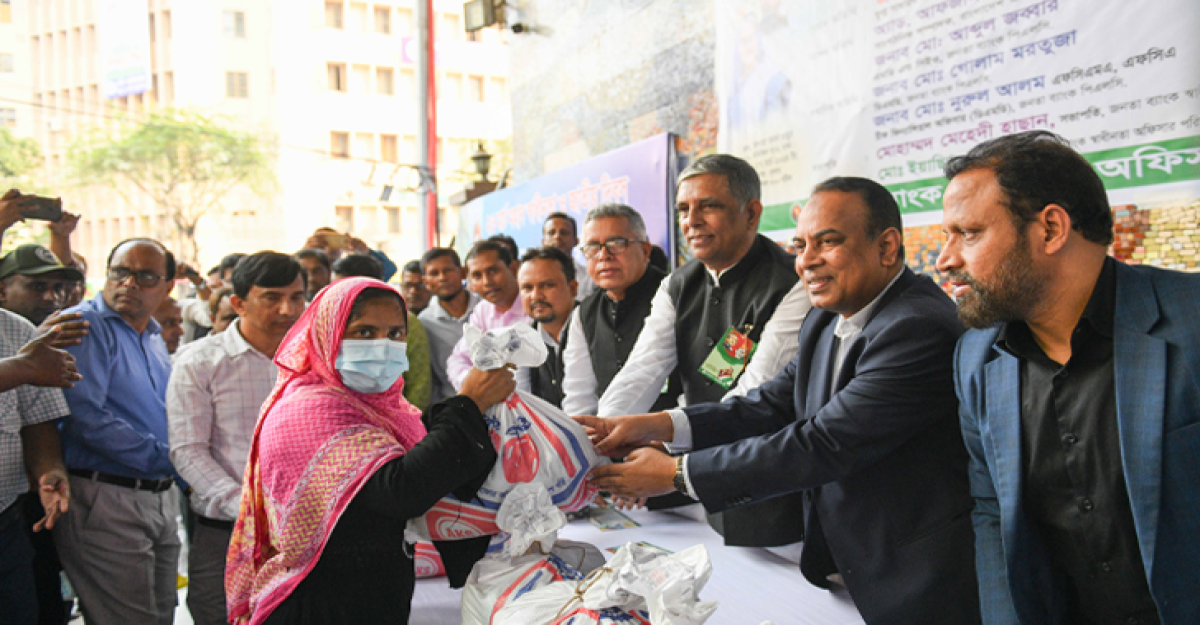 জনতা ব্যাংক স্বাধীনতা অফিসার পরিষদের ইফতার সামগ্রী বিতরণ