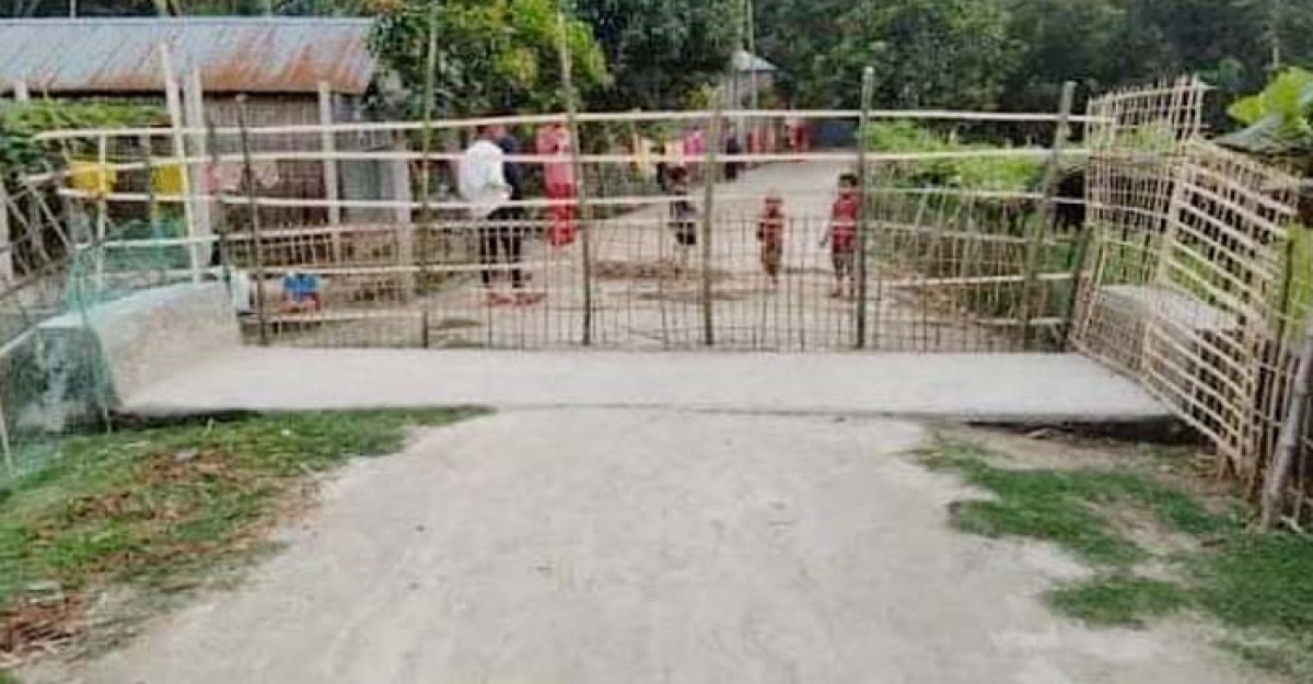 বাঁশের বেড়া দিয়ে রাস্তা বন্ধ, দুর্ভোগে হাজারো পরিবার