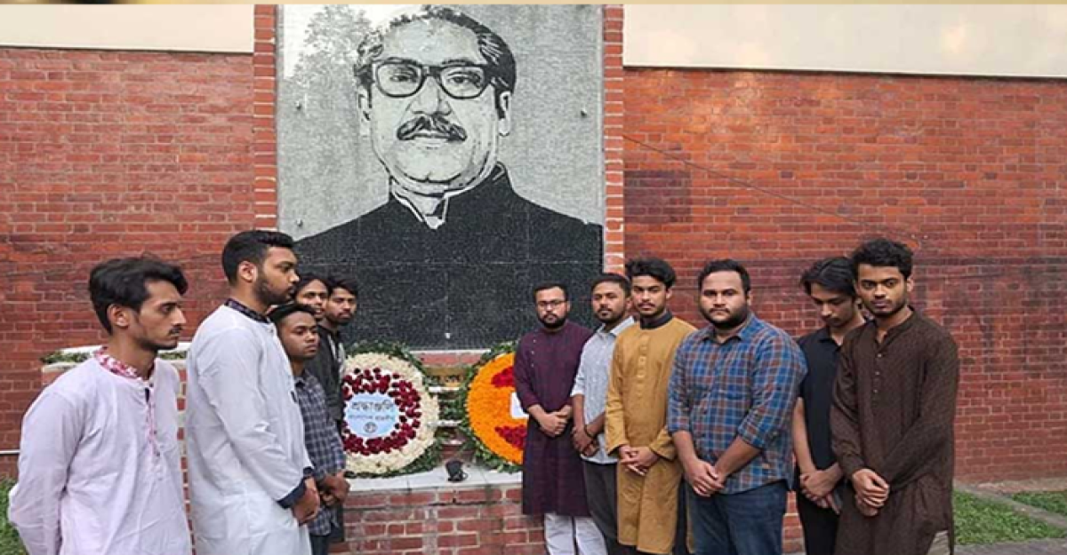 বুয়েটে রাজনীতি চালু রাখার সিদ্ধান্তে বঙ্গবন্ধুর প্রতিকৃতিতে শ্রদ্ধা নিবেদন