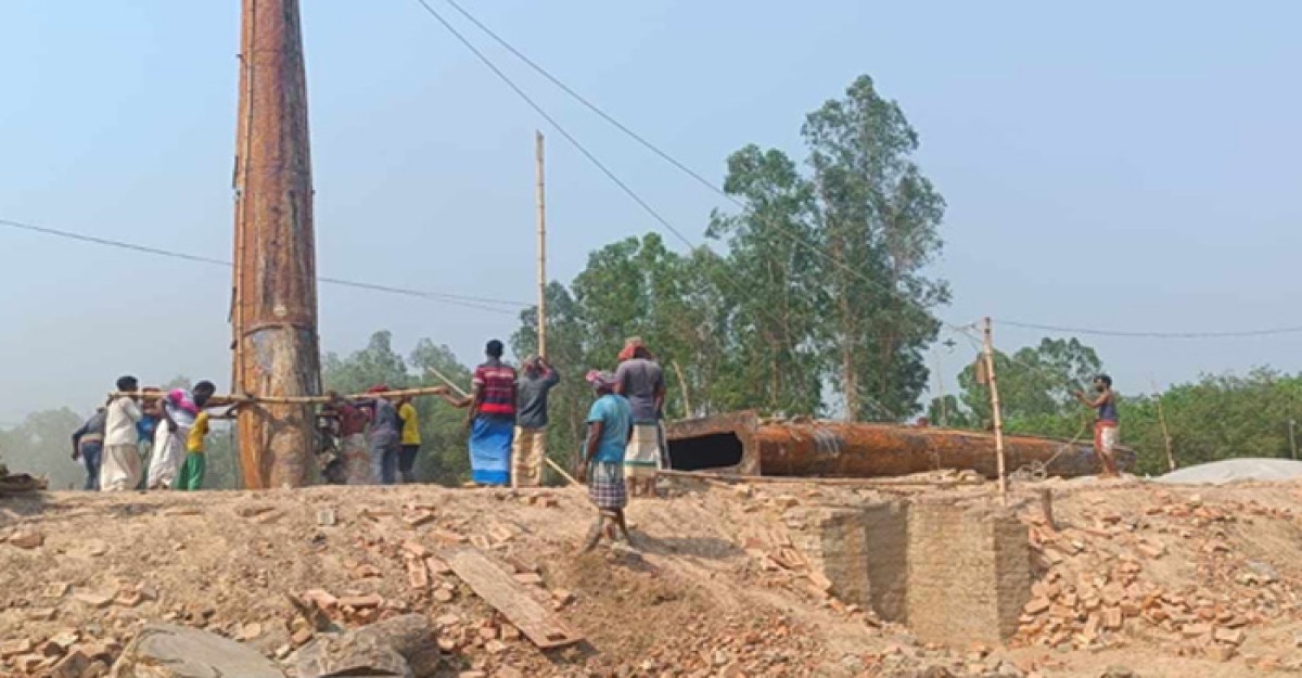 পাবনায় পরিবেশ অধিদপ্তরের অভিযান তিনটি ইটভাটায় জরিমানা ড্রাম চিমনী ধ্বংস