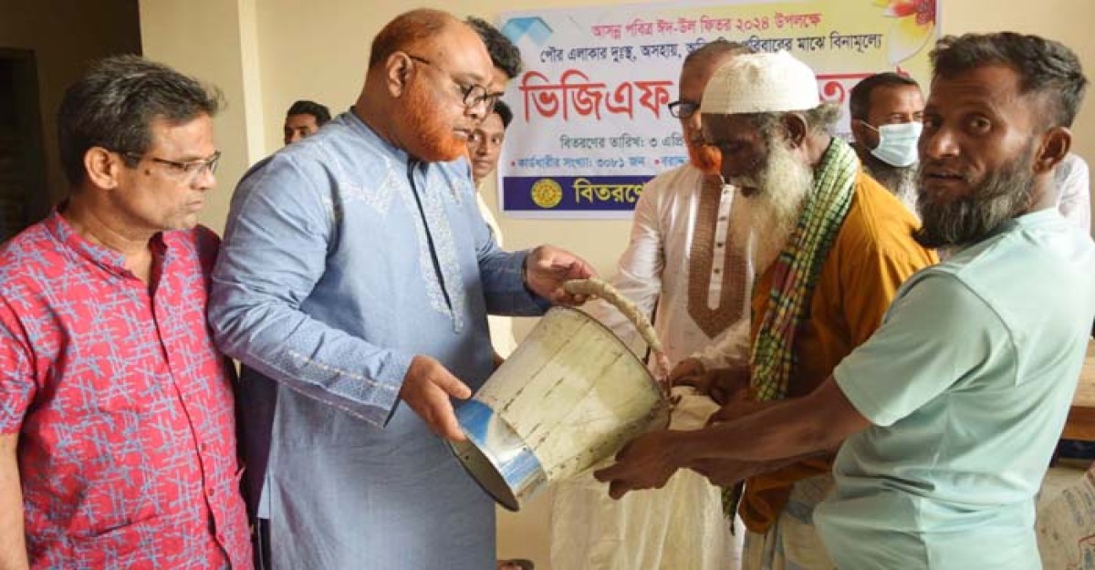 ফুলবাড়িয়া পৌর সভায় ভিজিএফ’র চাল বিতরণ