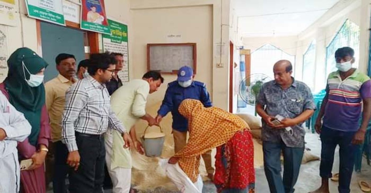 ঝিনাইদহে দুস্থ-অসহায়দের মাঝে চাউল বিতরণ