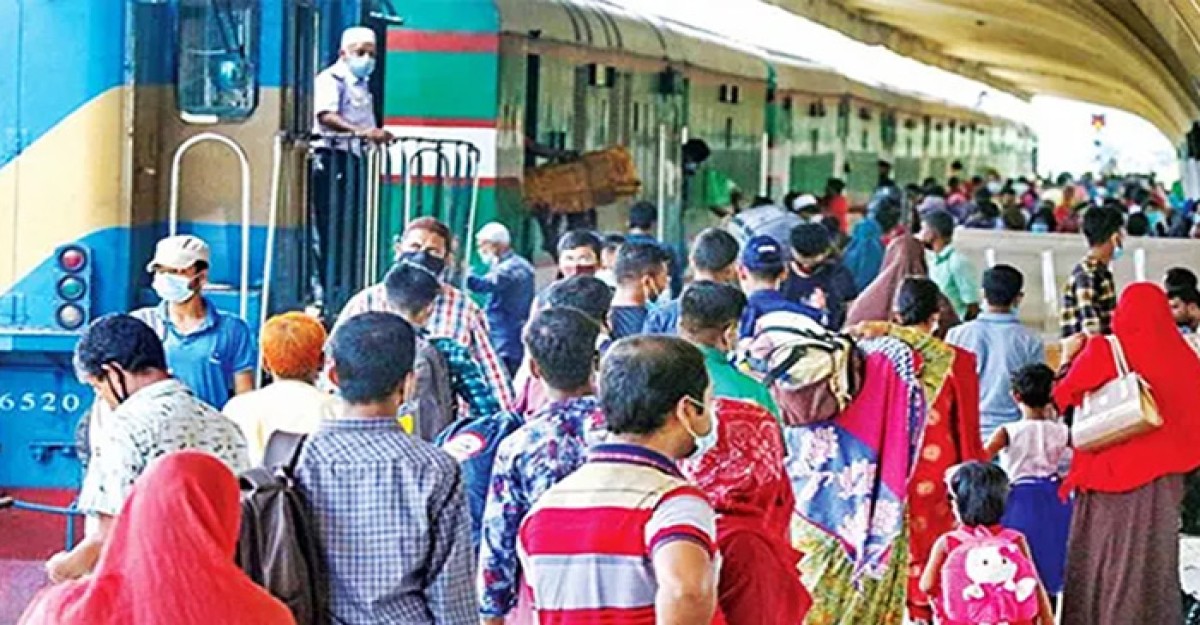 ঘরমুখো মানুষের চাপ বেড়েছে কমলাপুর স্টেশনে