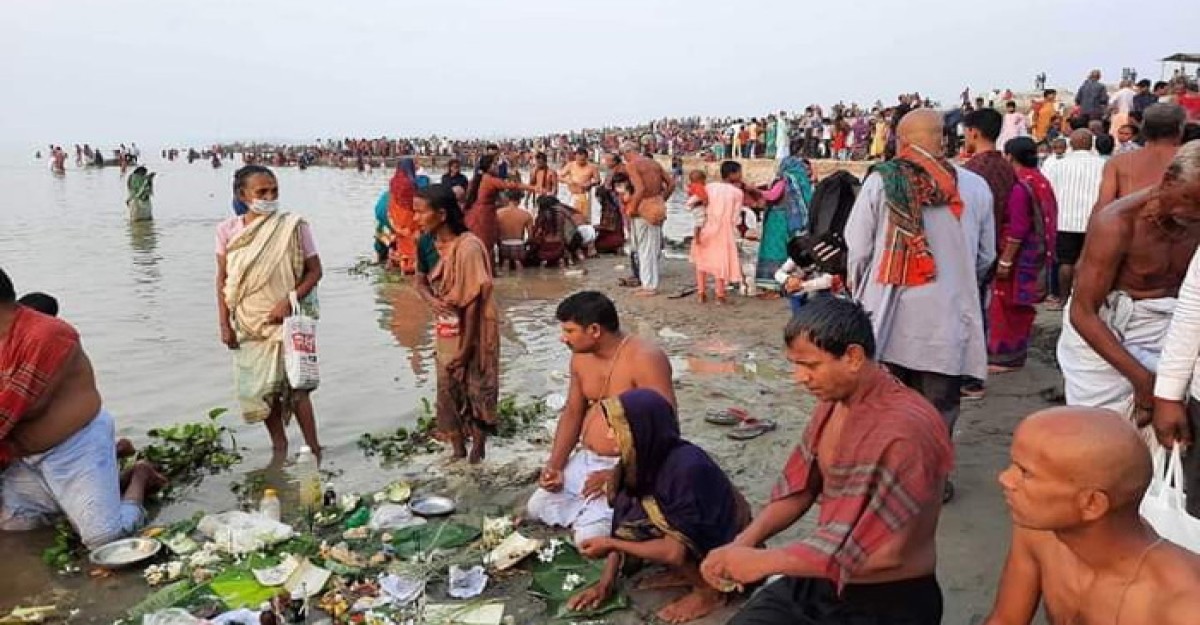 কুড়িগ্রামে ব্রহ্মপুত্র নদে অষ্টমীর স্নানে মানুষের ঢল