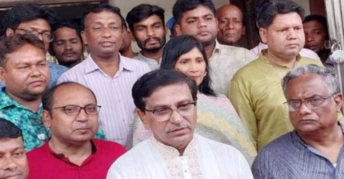 দায়িক্তশীল পদে থেকে এভাবে মির্থাচার করে জনগণকে বিভ্রান্ত করার কোন অর্থ হয় না: হানিফ