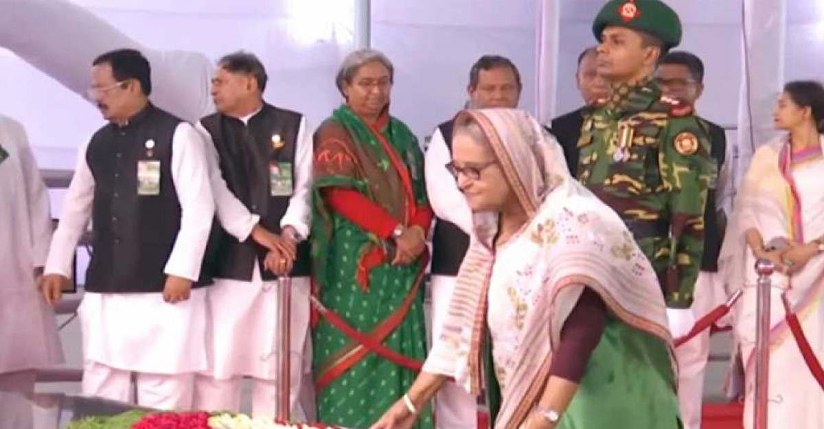 মুজিবনগর দিবসে বঙ্গবন্ধুর প্রতিকৃতিতে প্রধানমন্ত্রীর শ্রদ্ধা