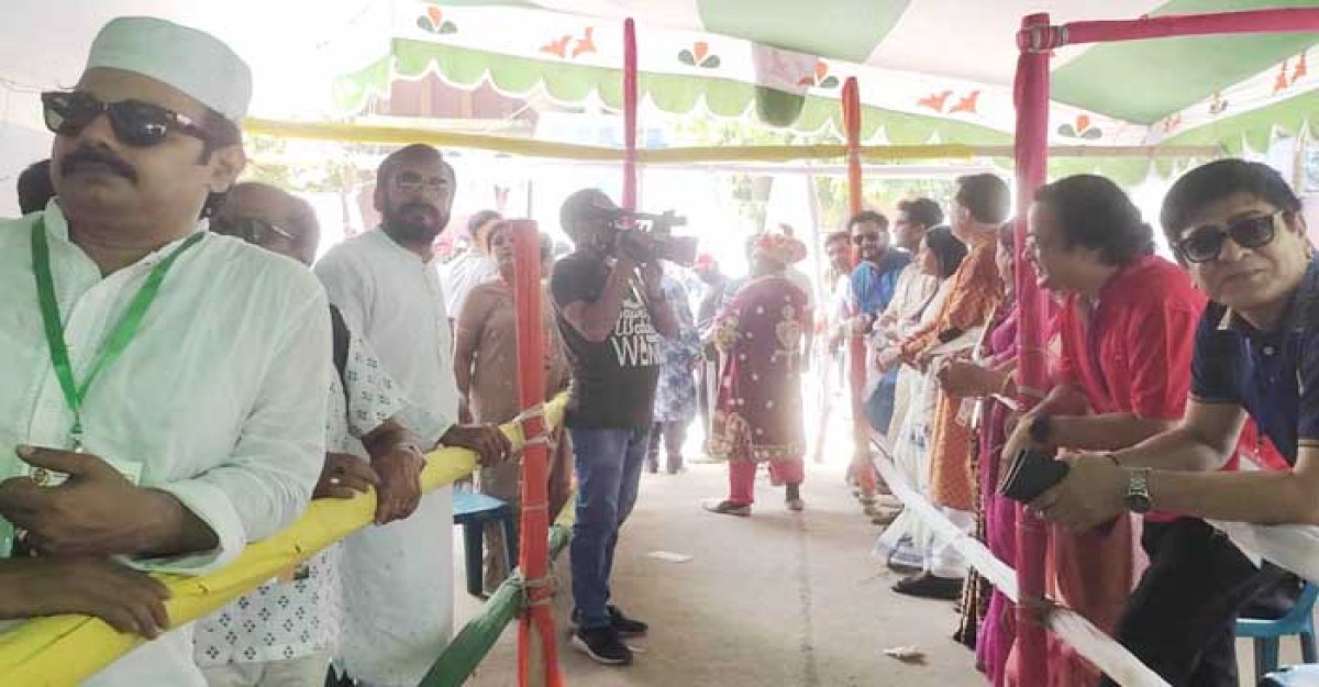 শিল্পী সমিতির ভোট গ্রহণের কার্যক্রম চলছে