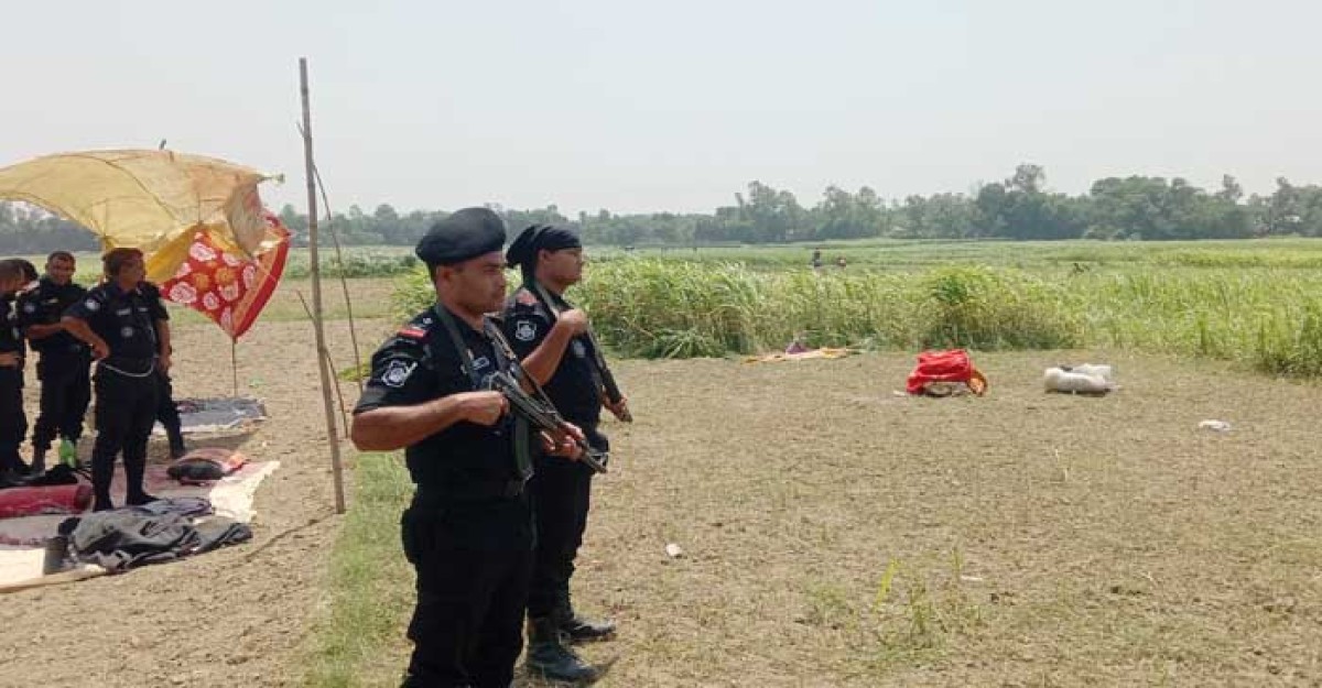 পাবনায় বোমা ও দেশীয় অস্ত্রসহ ৩ সন্ত্রাসী আটক