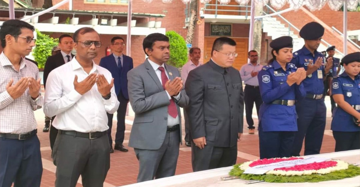 বঙ্গবন্ধুর সমাধিতে চীনা রাষ্ট্রদূত ইয়াও ওয়েন -এর শ্রদ্ধা