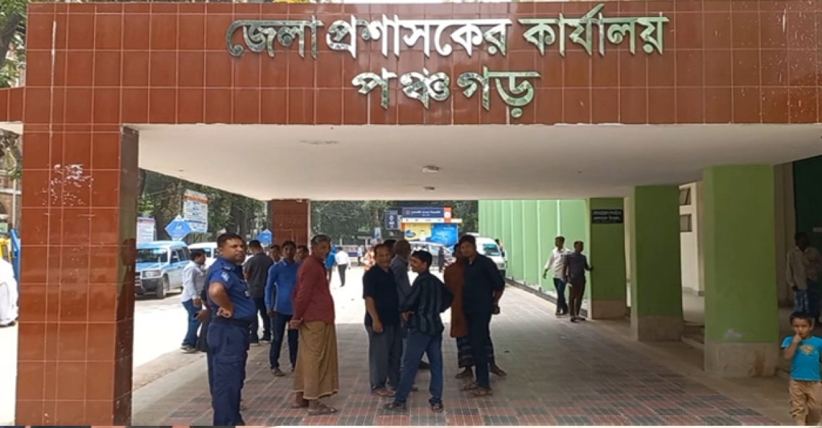 ডিসি’র গাড়ি ভাংচুর, যুবক আটক