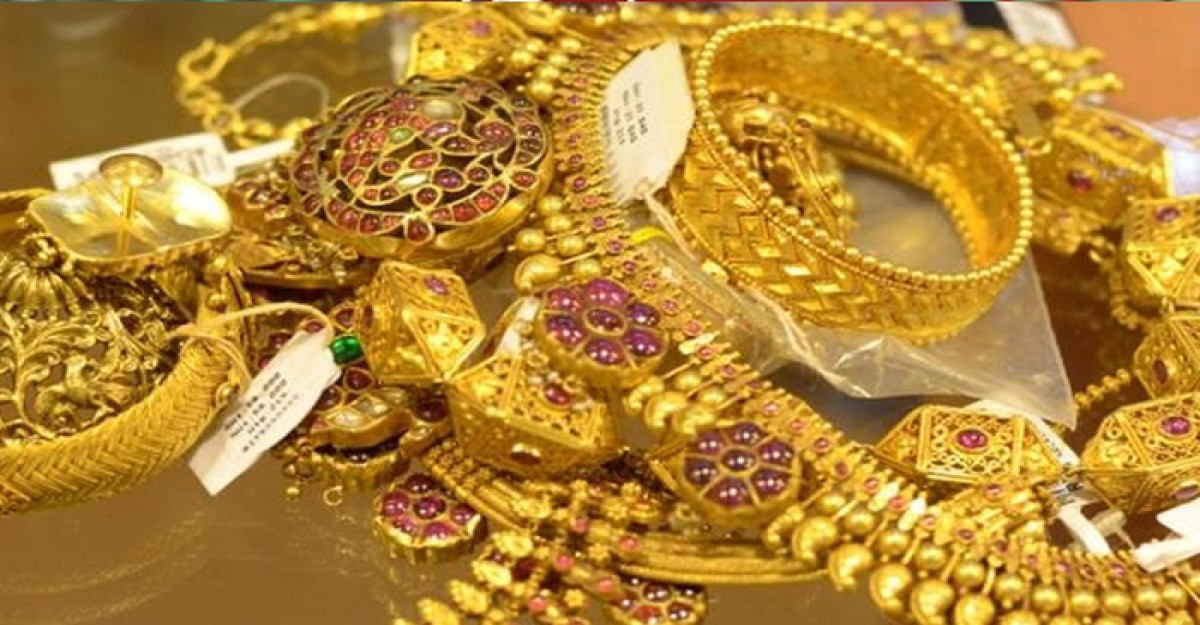 সোনার দাম আরও কমলো