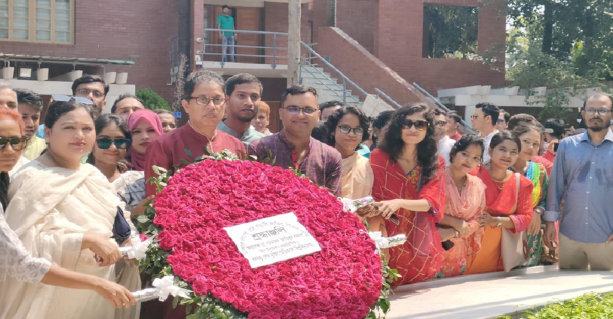 বিএসএমএমইউতে বঙ্গবন্ধুর সমাধিতে উপ-উপাচার্য অধ্যাপক ডা. আতিকুরের শ্রদ্ধা