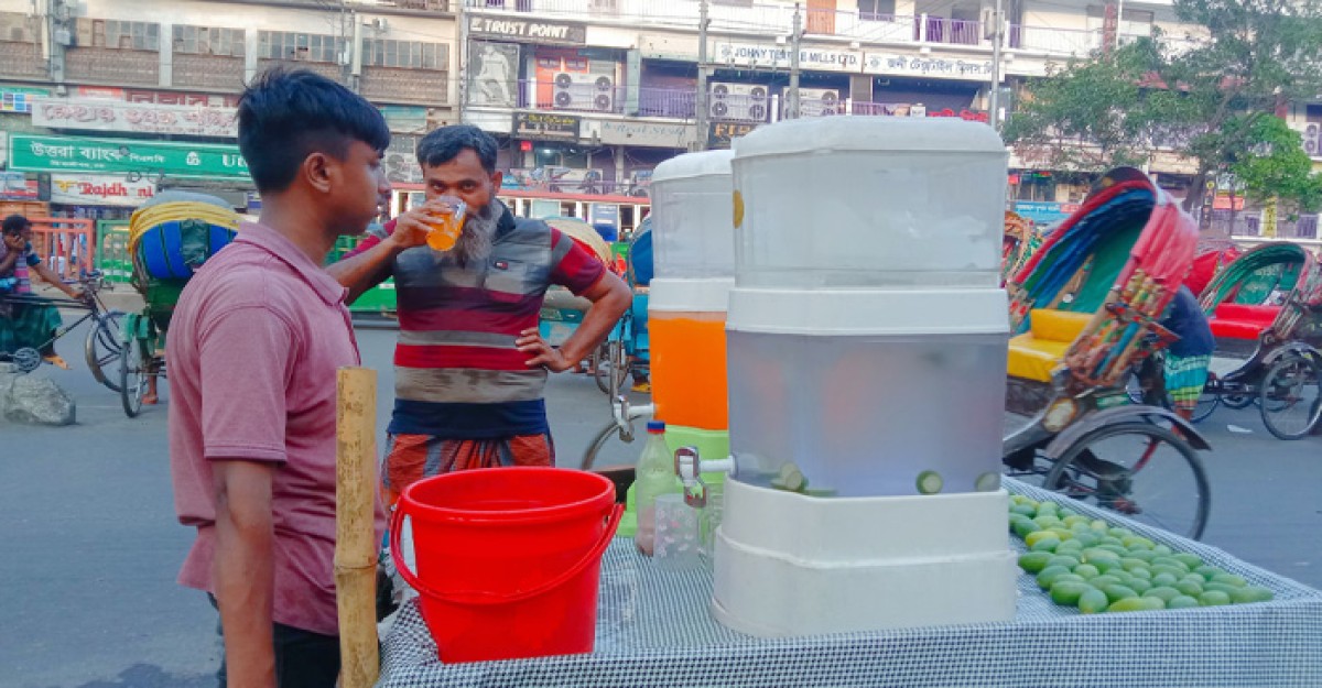 গরমে স্বস্তি পেতে স্বস্তা আখ-লেবুর শরবতে ঝুঁকছেন নগরবাসী