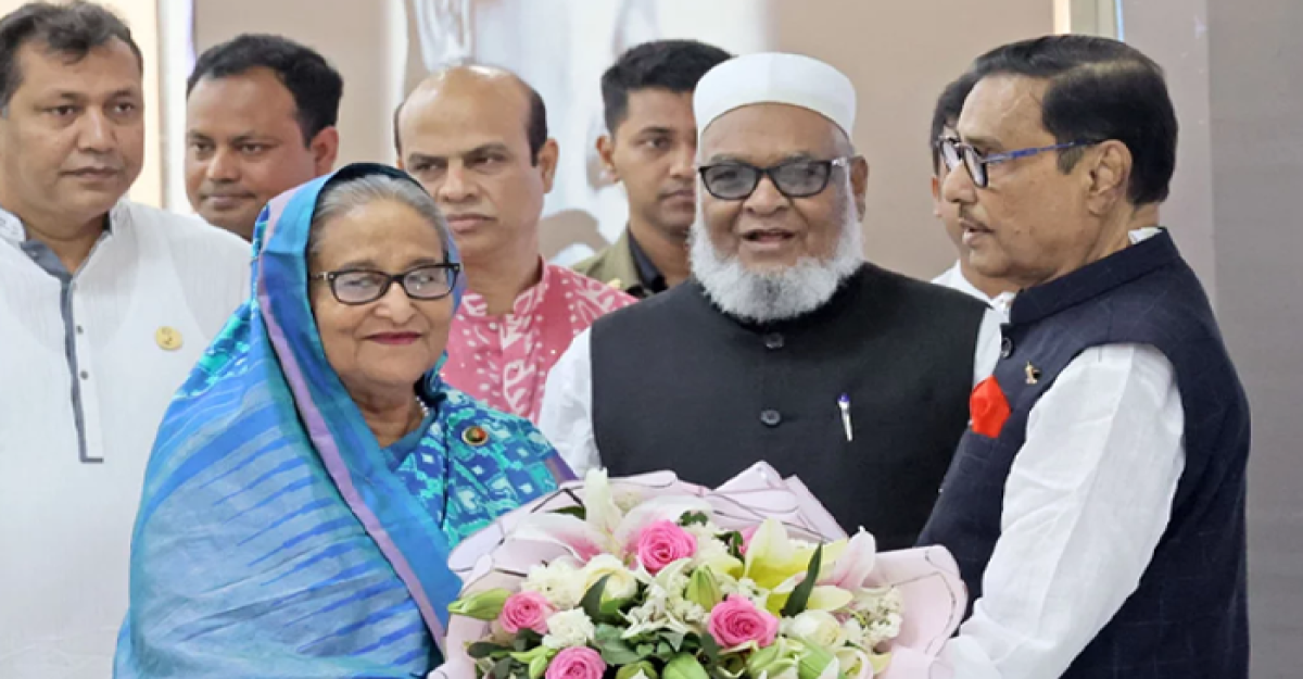 দেশে ফিরলেন প্রধানমন্ত্রী