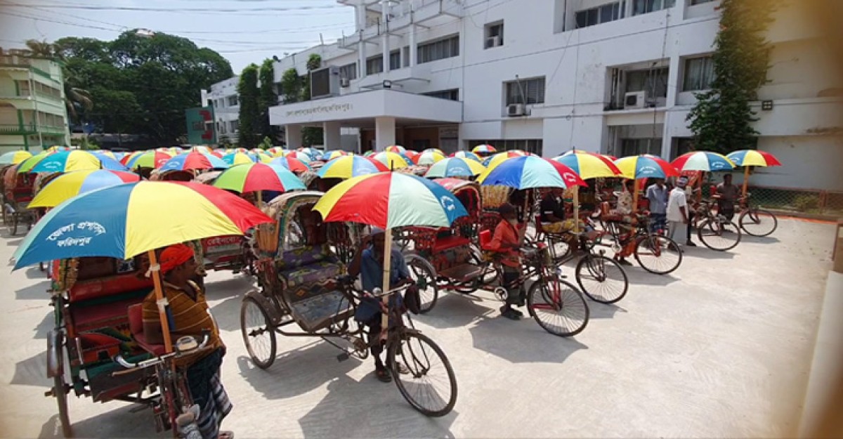 প্রচন্ড দাবদাহে রিকশা চালকদের মাঝে ছাতা বিতরণ