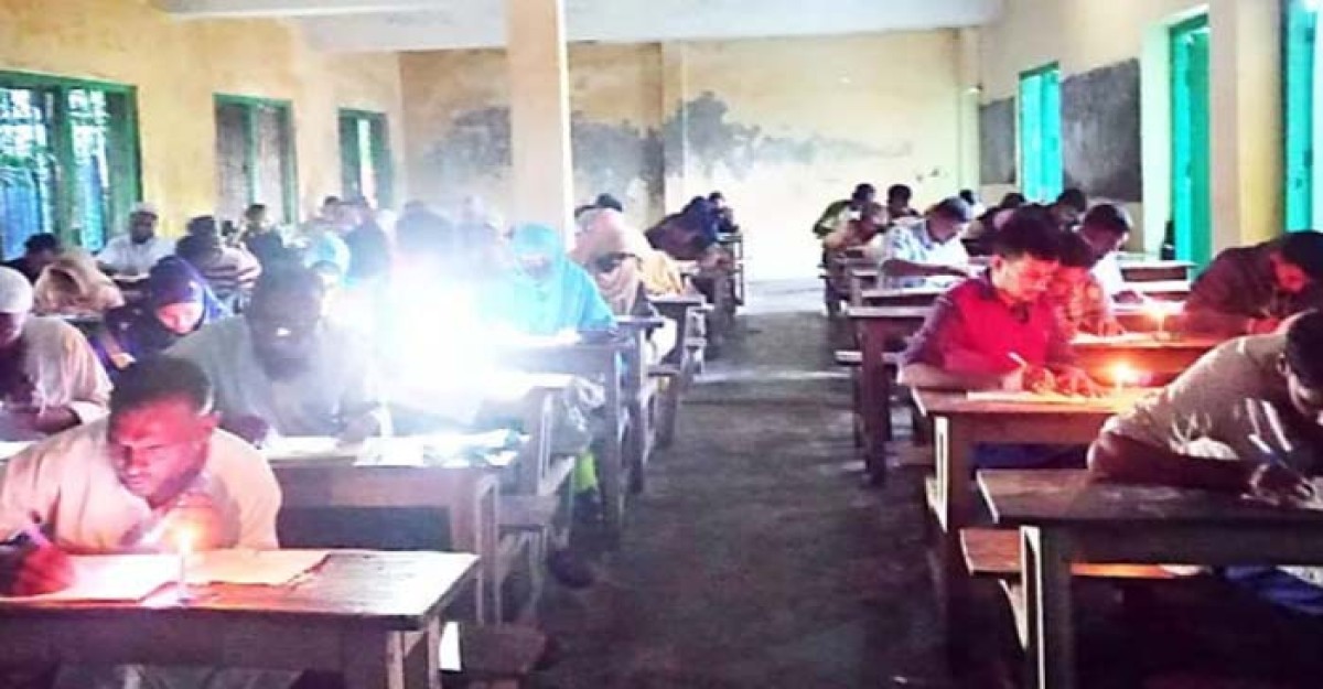 মোমবাতি-টর্চ জ্বালিয়ে পরীক্ষা দিলেন পরীক্ষার্থীরা