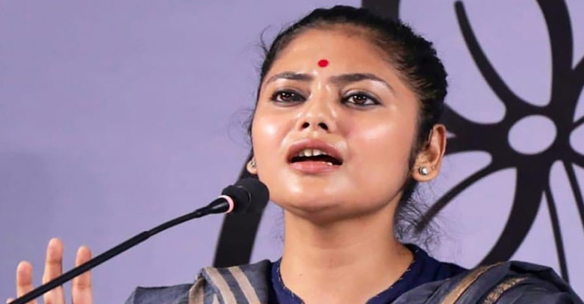 গাড়ির ওপর ভেঙে পড়ল গাছ, প্রাণে রক্ষা পেলেন অভিনেত্রী