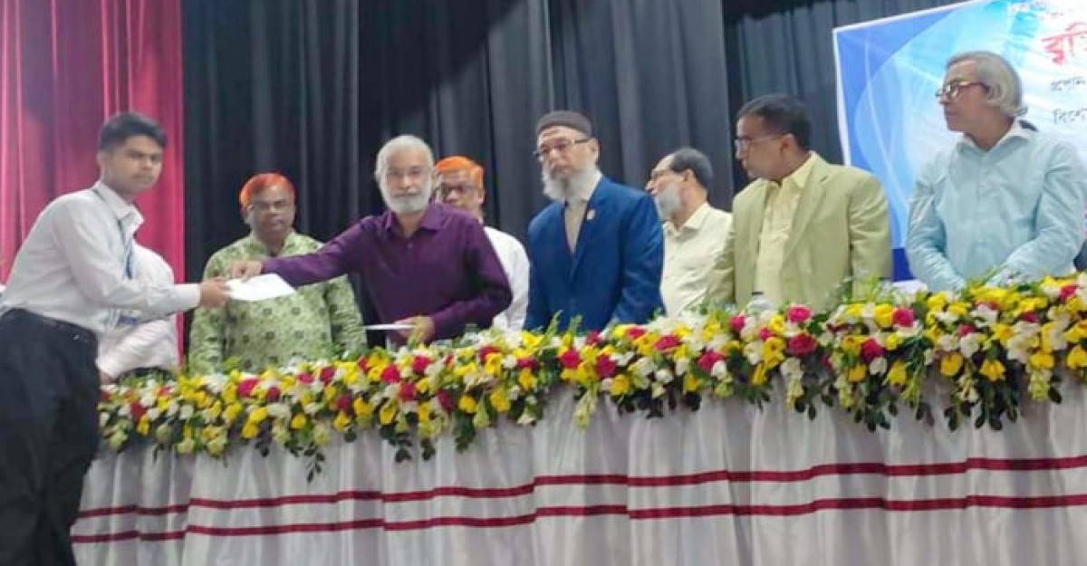 ১৯৭৭ ব্যাচের উদ্যোগে ঢাকা কলেজ শিক্ষার্থীদের মাঝে বৃত্তি প্রদান