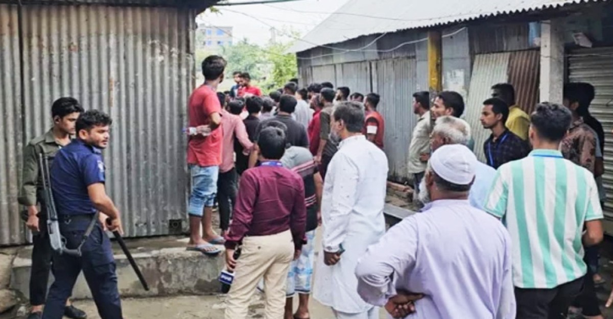 ভোটকেন্দ্রে পুলিশকে মারধর, সাংবাদিকের ওপর হামলা