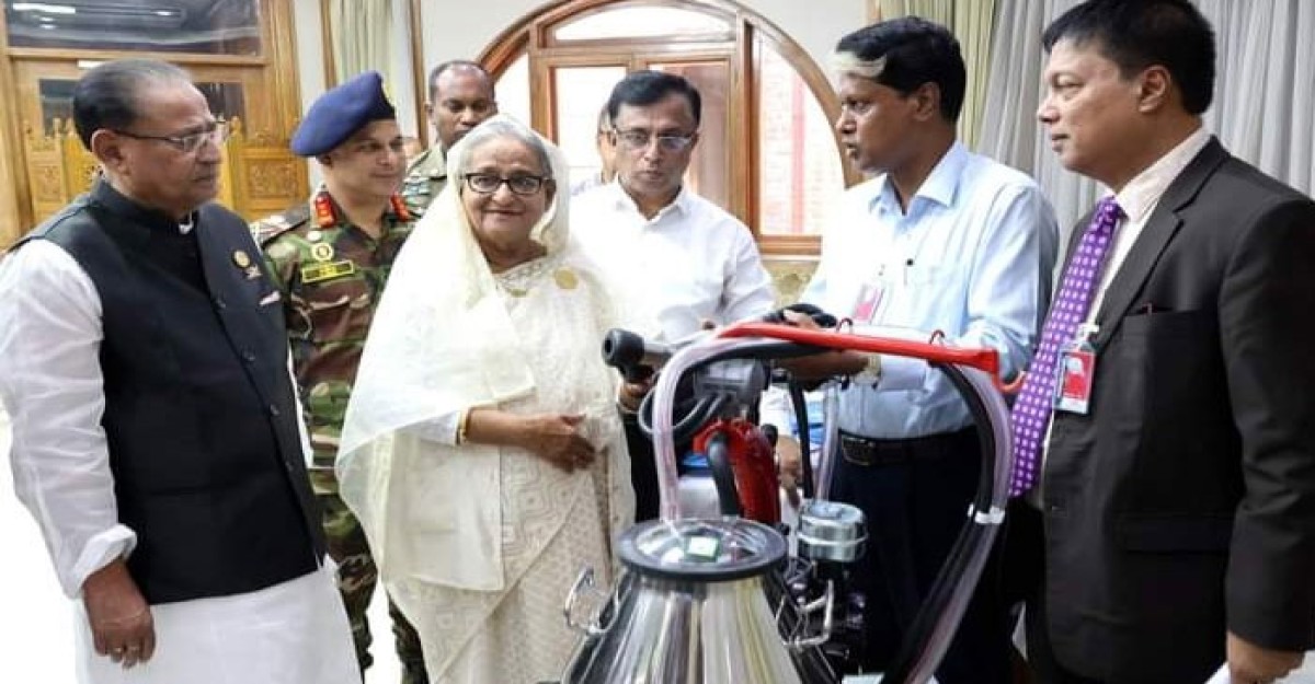 প্রধানমন্ত্রীর কাছে রেডি টু কুক ফিশ ও মিল্কিং মেশিন হস্তান্তর