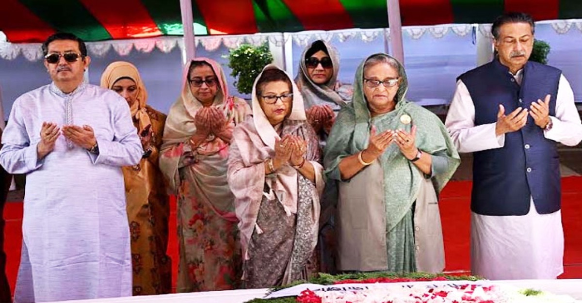 টুঙ্গিপাড়ায় বঙ্গবন্ধুর সমাধিতে প্রধানমন্ত্রীর শ্রদ্ধা