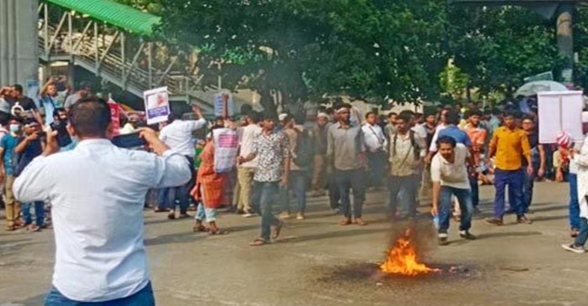 পুলিশের ব্যারিকেড ভেঙে শাহবাগে অবরোধ ৩৫ চাকরিপ্রত্যাশীদের