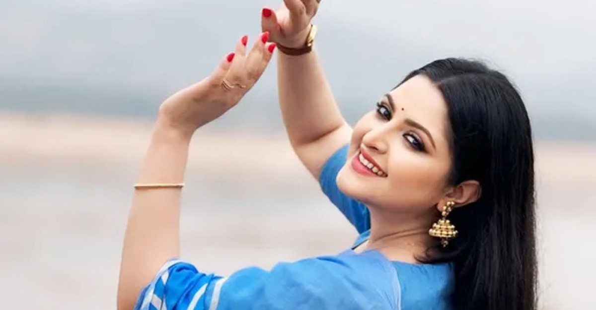 এবার কন্যা সন্তানকে প্রকাশ্যে আনলেন পরীমনি