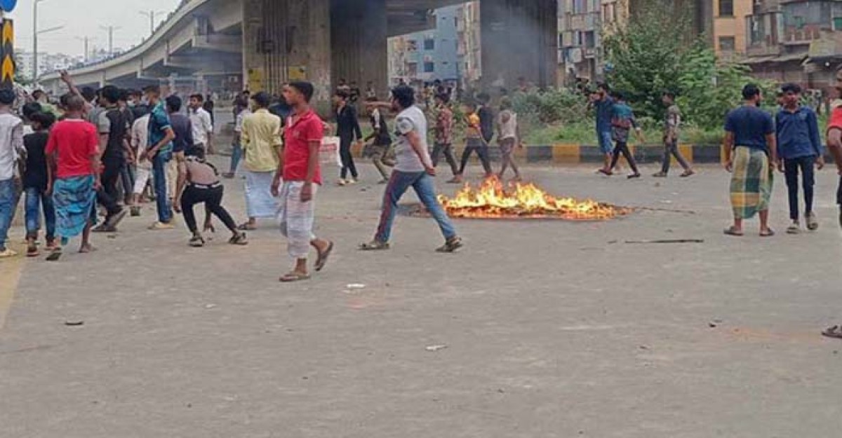 কালশীতে রাস্তা অবরোধ করে আগুন দিলো অটোরিকশা চালকরা
