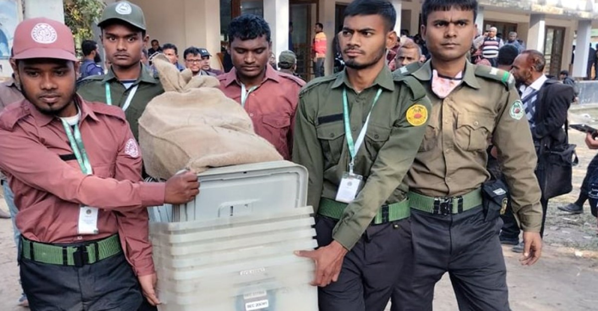 ভেড়ামারায় ভোট কেন্দ্রে নিয়ে যাওয়া হয়েছে নির্বাচনী সরঞ্জাম