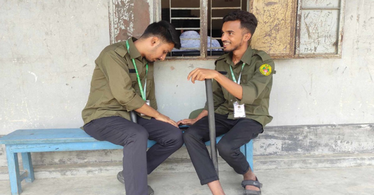 ভোটার না থাকায় ভোটকেন্দ্রে লুডু খেলে সময় পার