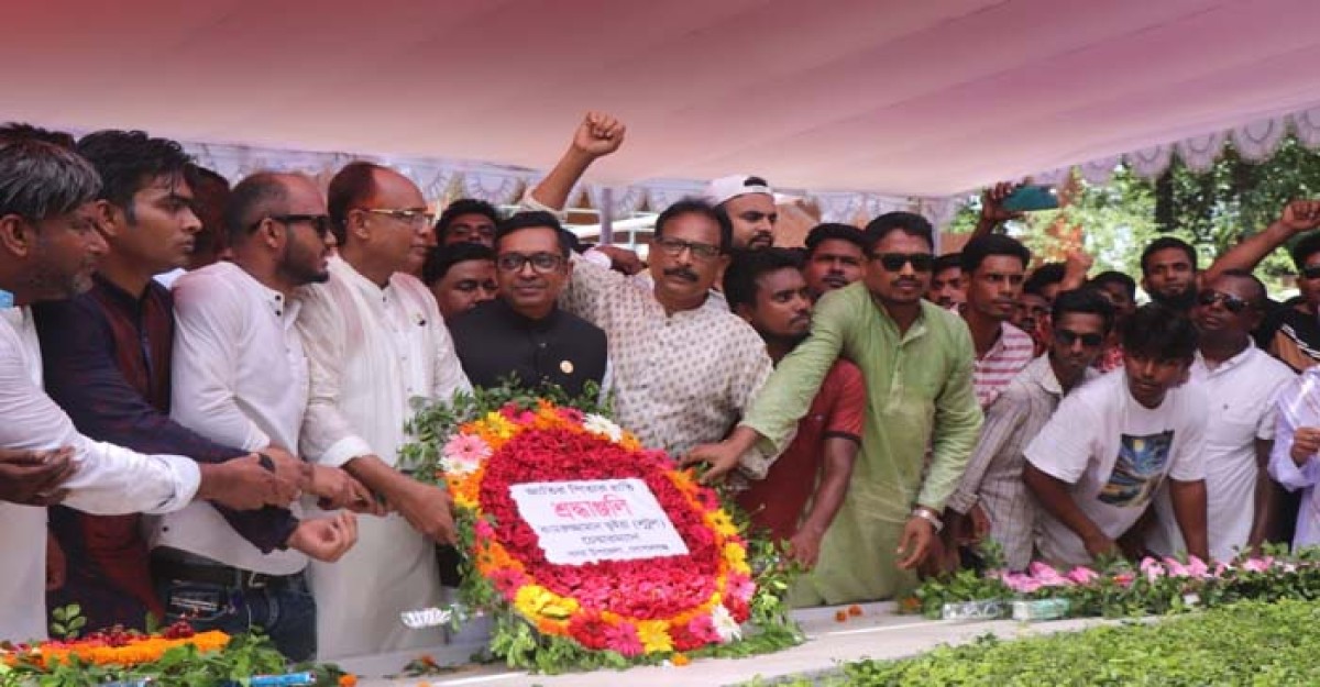 বঙ্গবন্ধুর সমাধিতে গোপালগঞ্জের নবনির্বাচিত চেয়ারম্যান কামরুজ্জামান ভূঁইয়ার শ্রদ্ধা